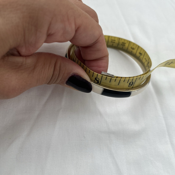 Set Of 3 bangle bracelets black and white resin on Brass. Boho, retro, casual - Picture 8 of 8